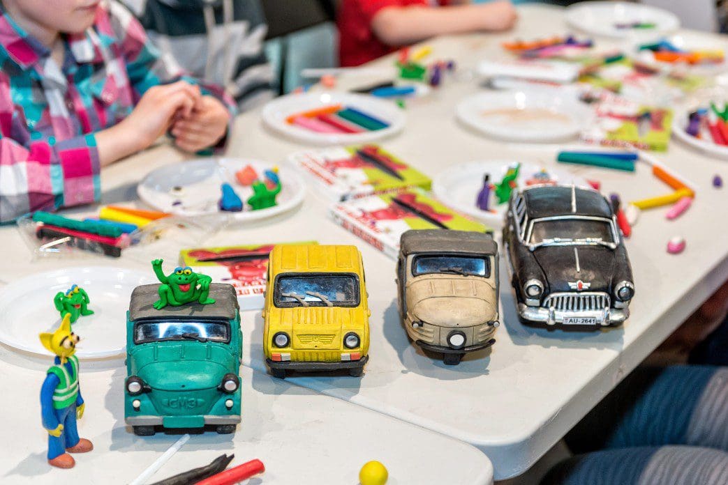 Children in art therapy.
